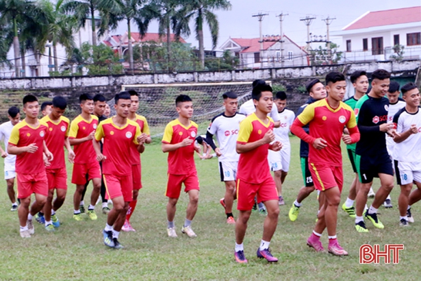 Thầy trò HLV Phạm Minh Đức làm quen SVĐ Hà Tĩnh