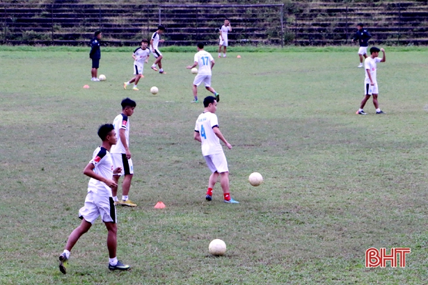 Thầy trò HLV Phạm Minh Đức làm quen SVĐ Hà Tĩnh