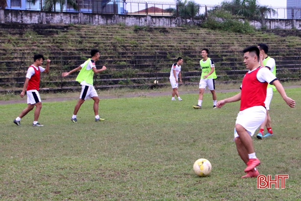 Thầy trò HLV Phạm Minh Đức làm quen SVĐ Hà Tĩnh