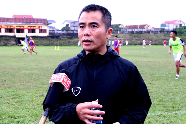 Thầy trò HLV Phạm Minh Đức làm quen SVĐ Hà Tĩnh