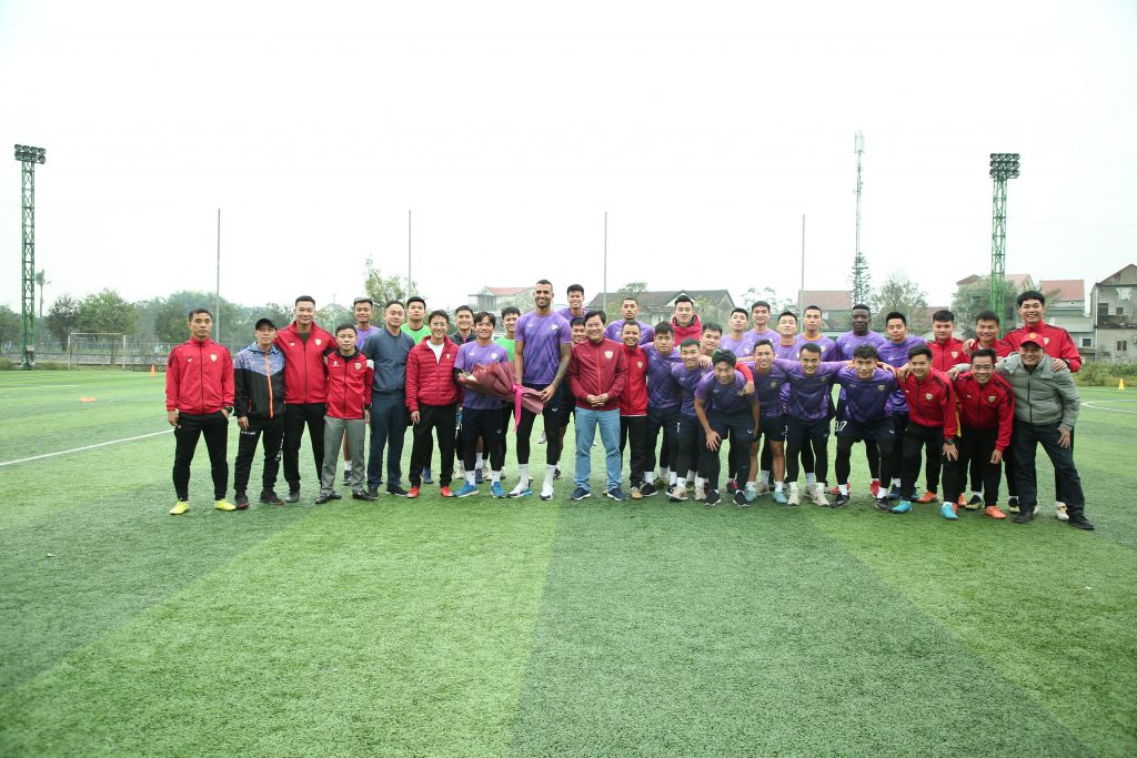 Hội cổ động viên chụp ảnh lưu niệm cùng đội bóng.