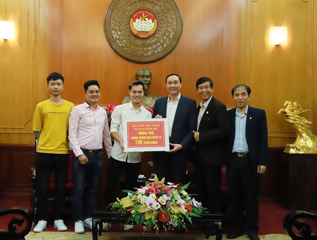 Van Toan va fan ung ho 150 trieu dong chong dich hinh anh 1 phung_khanh_tai_.jpg