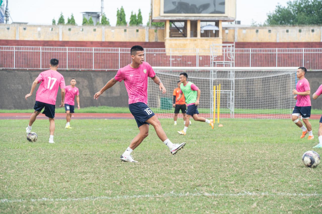 Hồng Lĩnh Hà Tĩnh có buổi làm quen trên sân vận động Tự Do