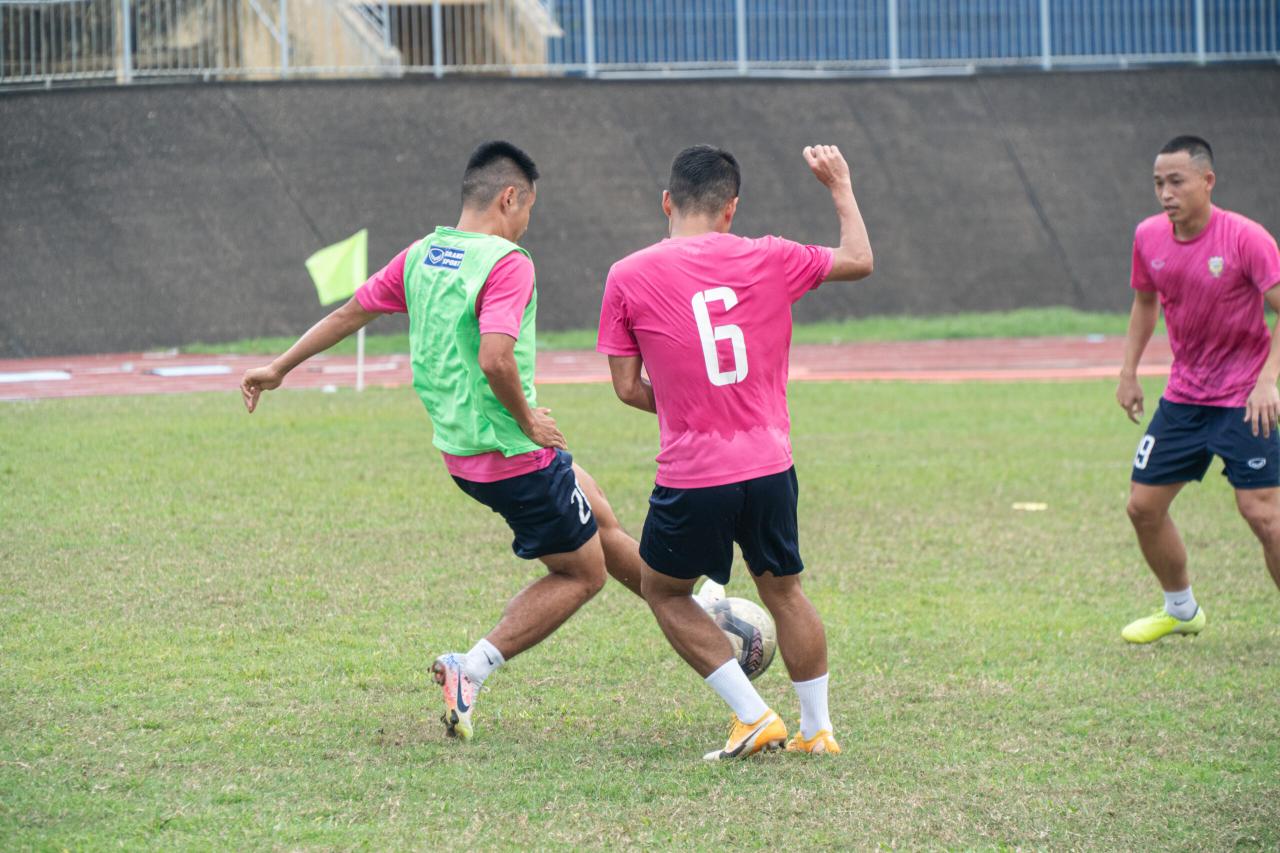 Hồng Lĩnh Hà Tĩnh có buổi làm quen trên sân vận động Tự Do