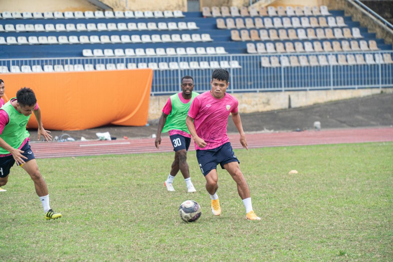 Hồng Lĩnh Hà Tĩnh có buổi làm quen trên sân vận động Tự Do