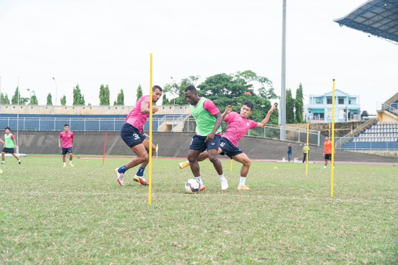 Hồng Lĩnh Hà Tĩnh có buổi làm quen trên sân
