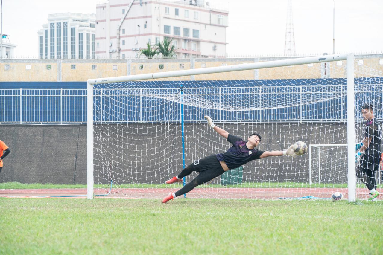 Hồng Lĩnh Hà Tĩnh có buổi làm quen trên sân vận động Tự Do