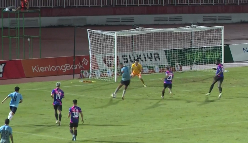 Hiệp hai bắt đầu khi trời đã ngớt mưa