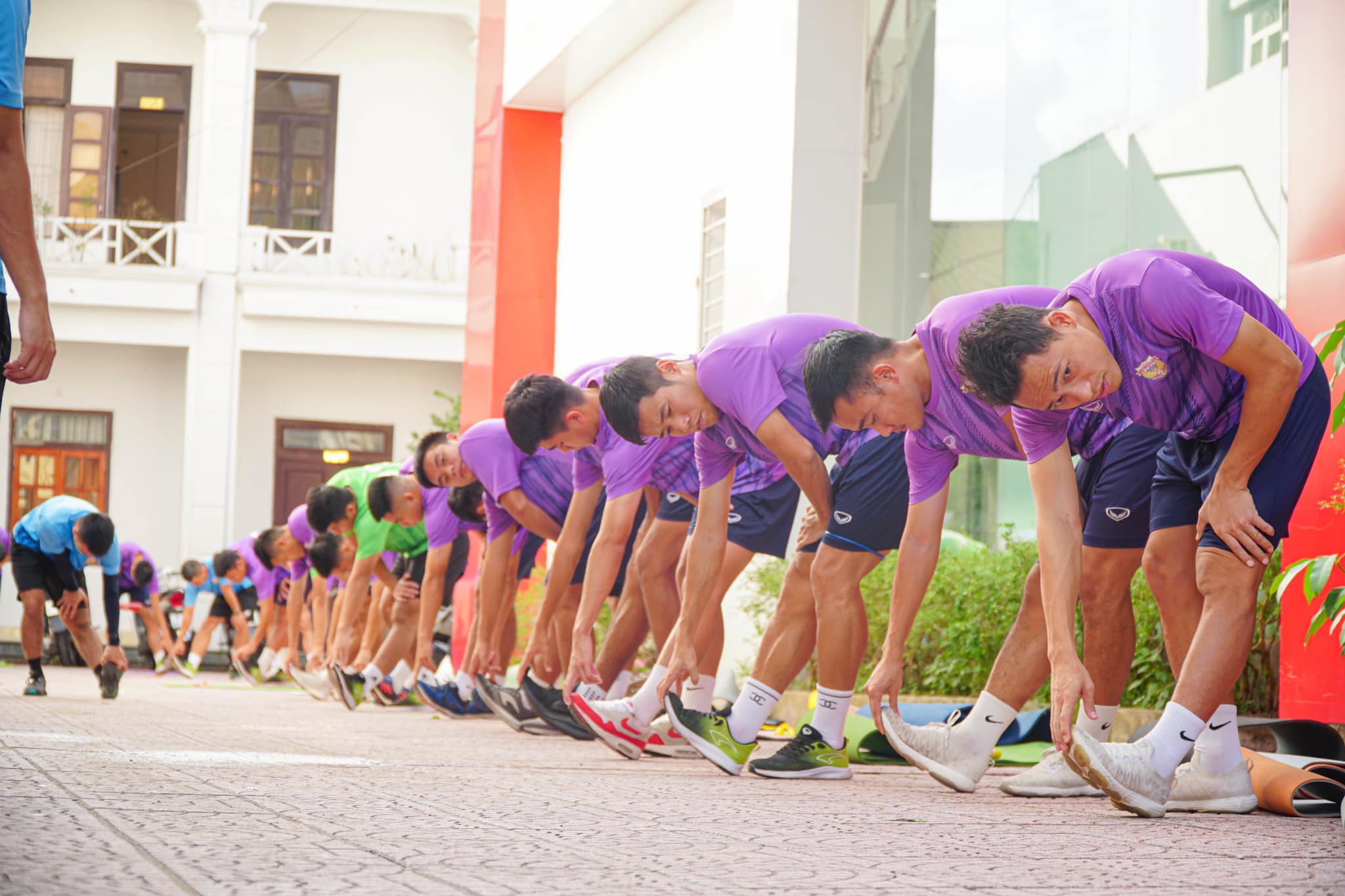 Các cầu thủ tập luyện