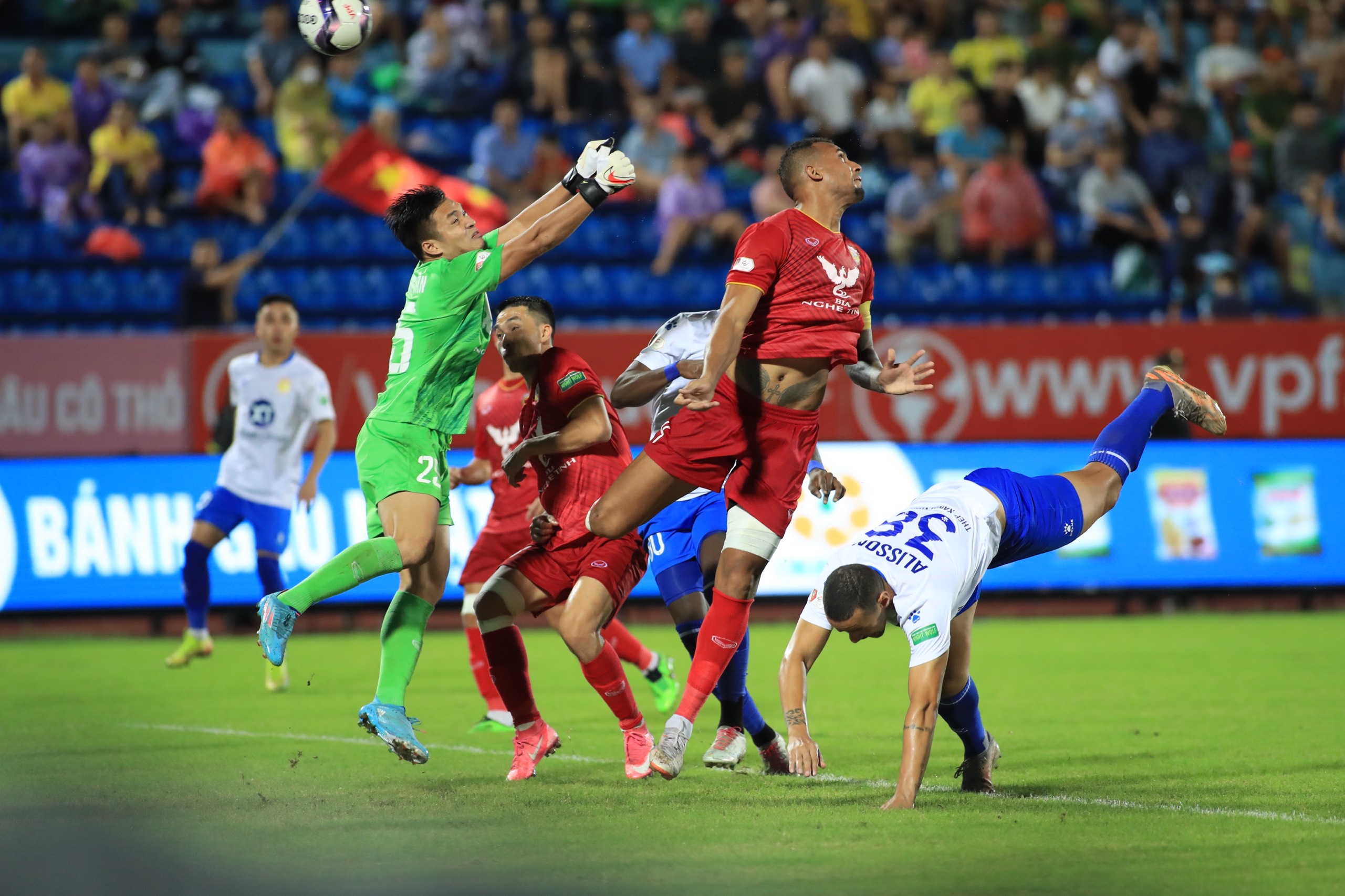 Pha đánh đầu trượt của Đội trưởng, trung vệ Janclesio Almeida 